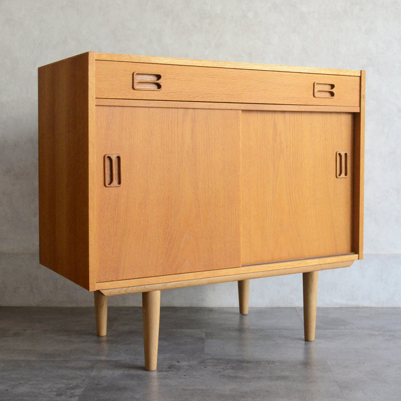 デンマーク ヴィンテージ  抽斗付 オークキャビネット 5-119