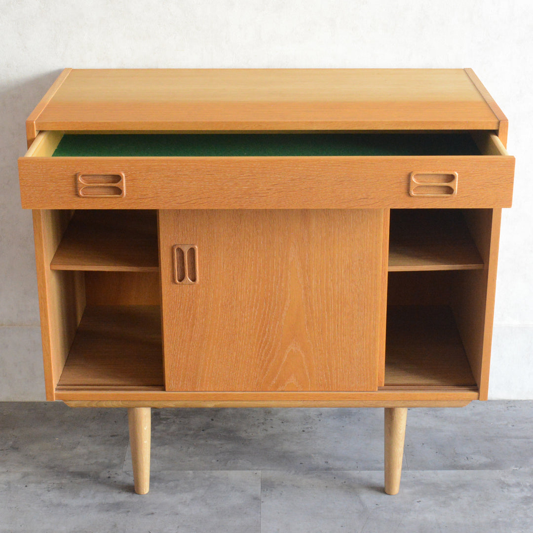 デンマーク ヴィンテージ  抽斗付 オークキャビネット 5-119