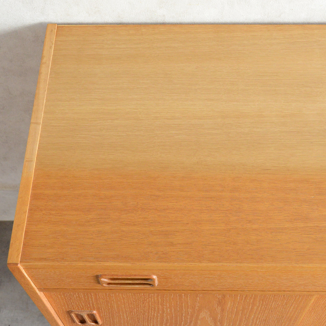 デンマーク ヴィンテージ  抽斗付 オークキャビネット 5-119