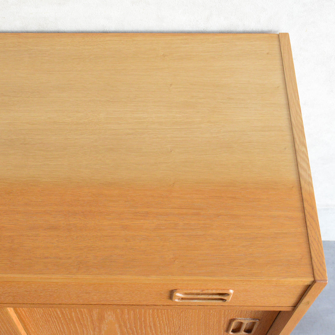 デンマーク ヴィンテージ  抽斗付 オークキャビネット 5-119