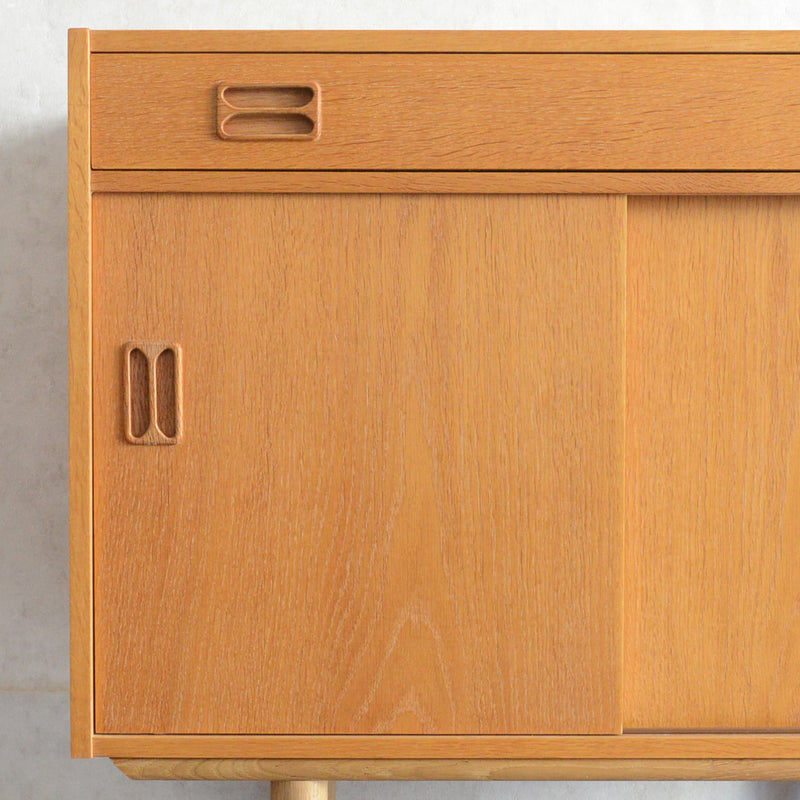 デンマーク ヴィンテージ  抽斗付 オークキャビネット 5-119