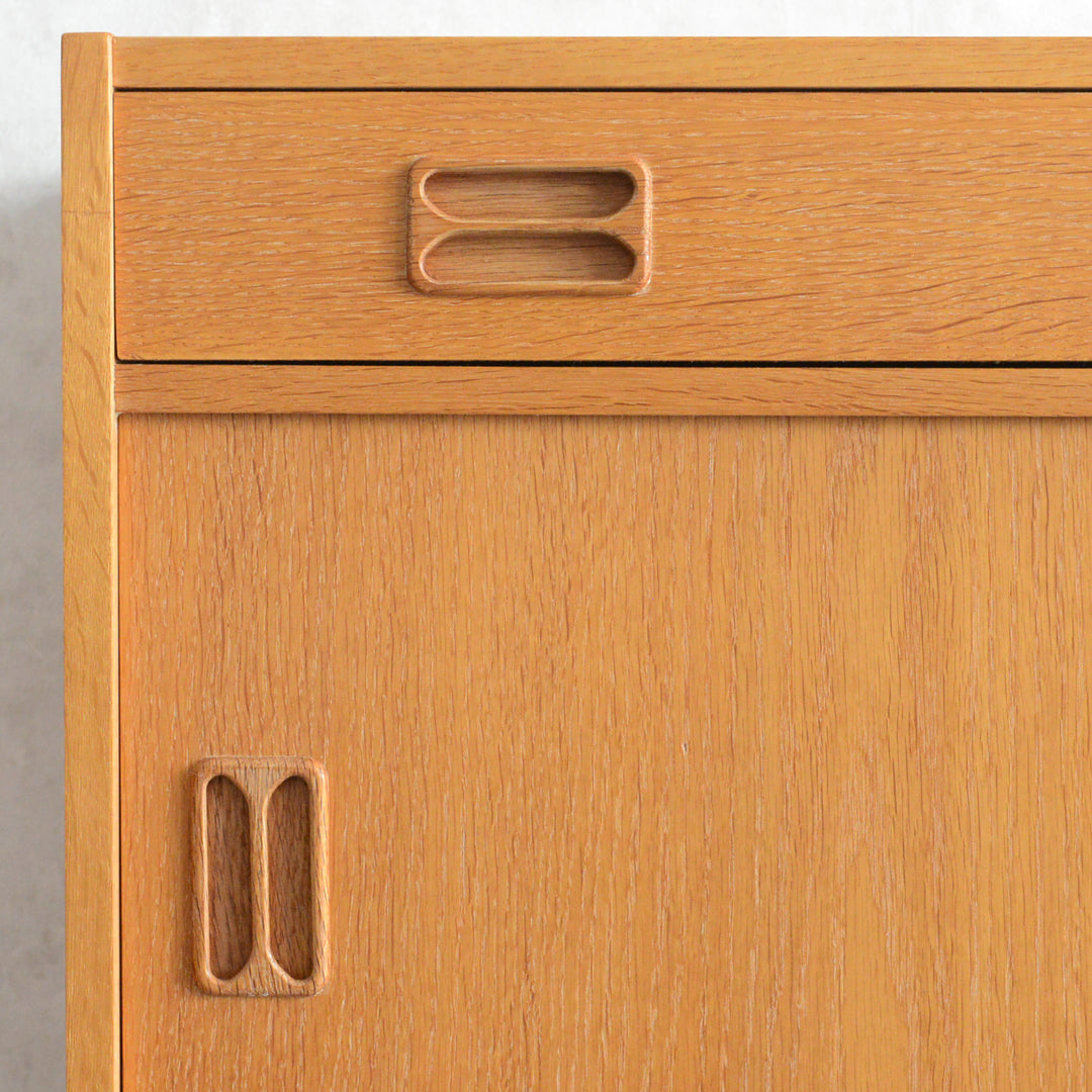 デンマーク ヴィンテージ  抽斗付 オークキャビネット 5-119