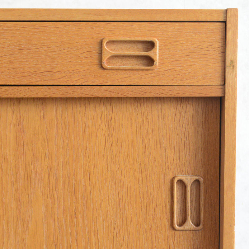 デンマーク ヴィンテージ  抽斗付 オークキャビネット 5-119