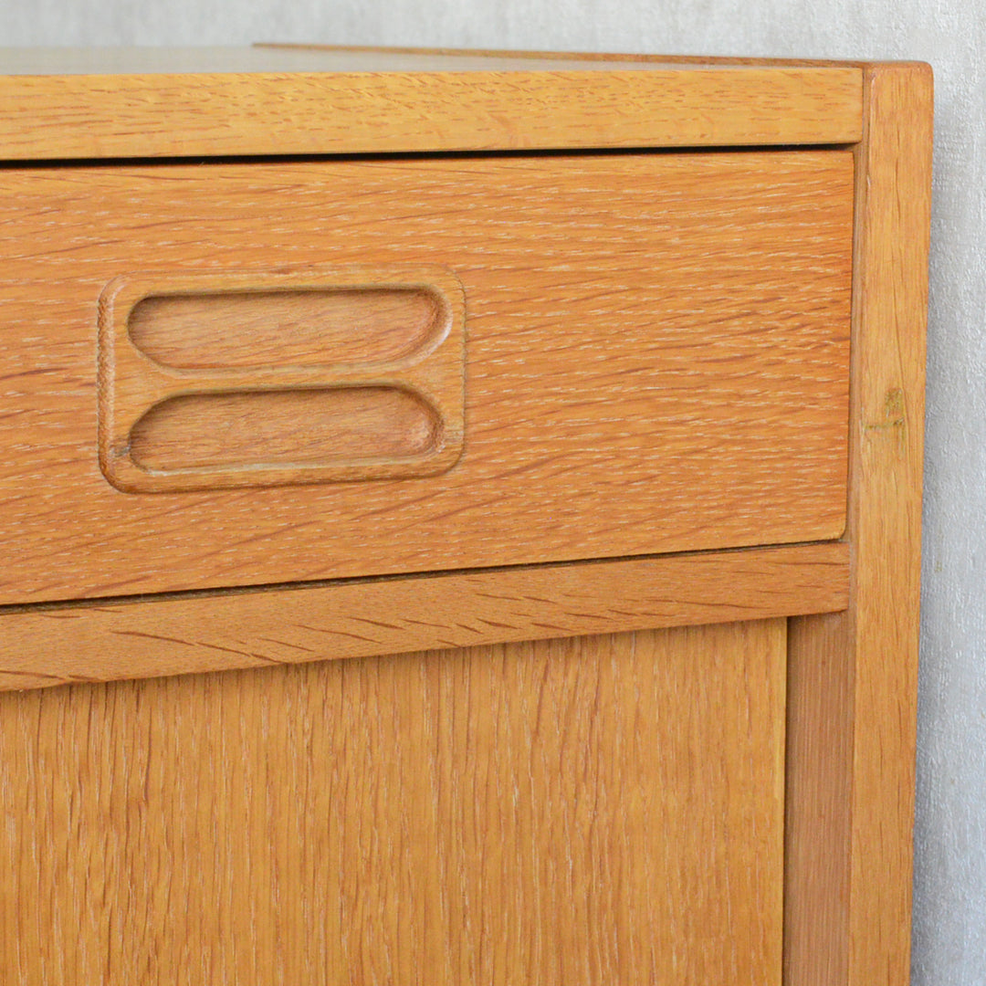 デンマーク ヴィンテージ  抽斗付 オークキャビネット 5-119