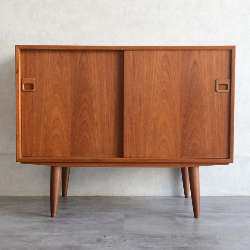 デンマーク ヴィンテージ  チーク スモールキャビネット 5-126