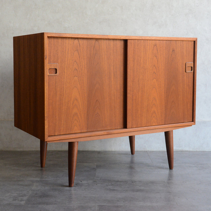 デンマーク ヴィンテージ  チーク スモールキャビネット 5-126