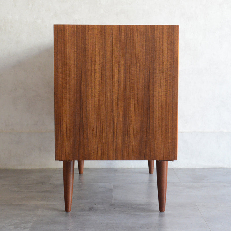 デンマーク ヴィンテージ  チーク スモールキャビネット 5-126