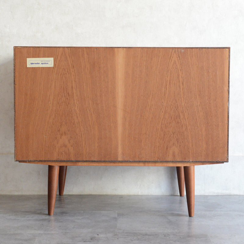 デンマーク ヴィンテージ  チーク スモールキャビネット 5-126