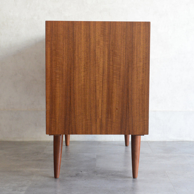 デンマーク ヴィンテージ  チーク スモールキャビネット 5-126