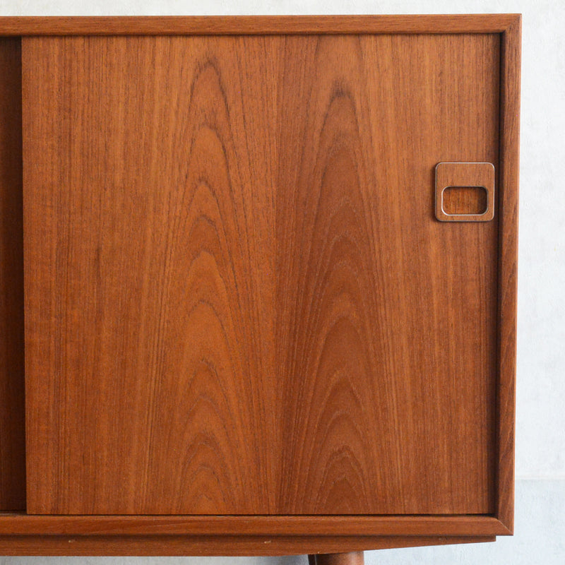 デンマーク ヴィンテージ  チーク スモールキャビネット 5-126