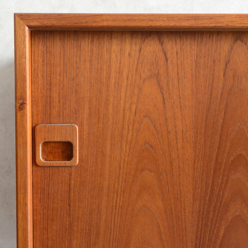 デンマーク ヴィンテージ  チーク スモールキャビネット 5-126