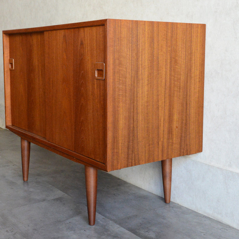 デンマーク ヴィンテージ  チーク スモールキャビネット 5-126