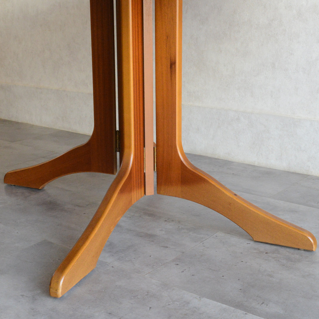 ミッドセンチュリー　ゲートレッグ ダイニングテーブル56 (オーバル）