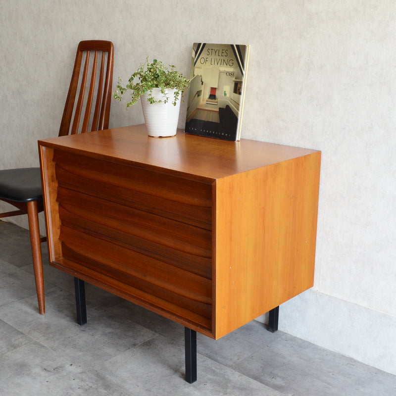 スウェーデン ヴィンテージ  ３段チェスト13 (アイアンレッグ）