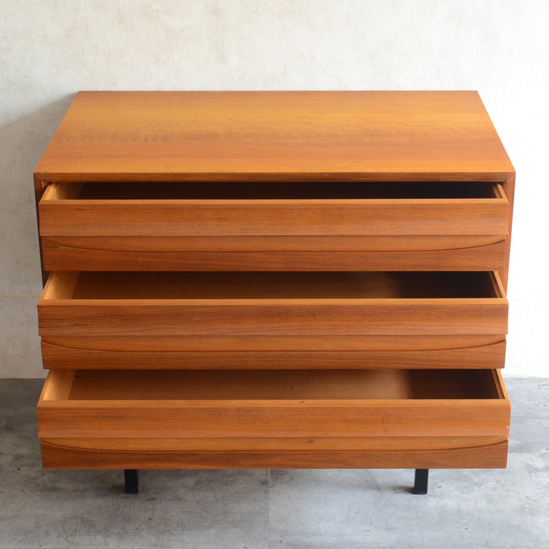 スウェーデン ヴィンテージ  ３段チェスト13 (アイアンレッグ）