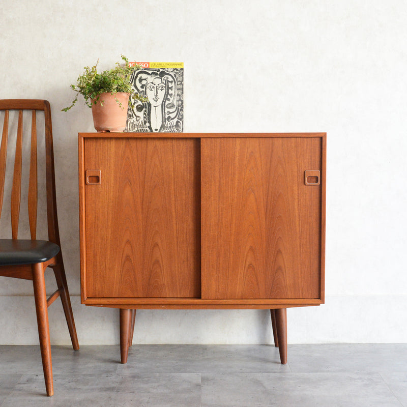 デンマーク ヴィンテージ チーク ナローキャビネット 5-122