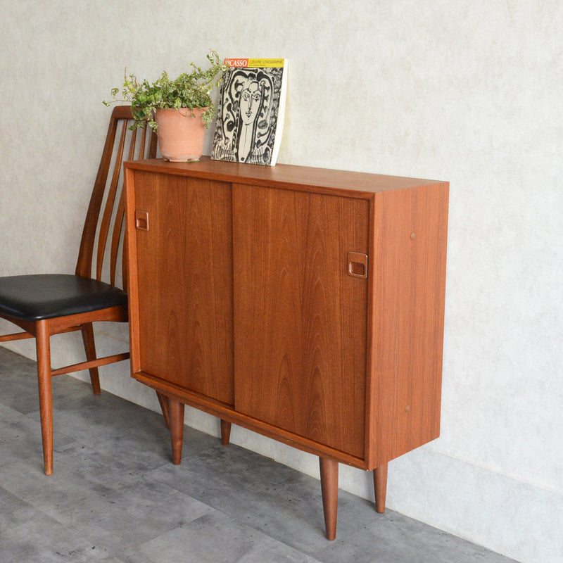 デンマーク ヴィンテージ チーク ナローキャビネット 5-122