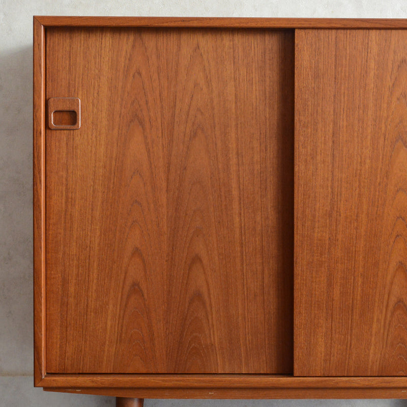 デンマーク ヴィンテージ チーク ナローキャビネット 5-122