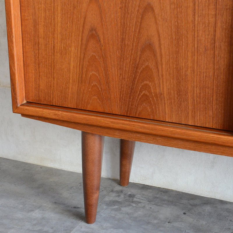 デンマーク ヴィンテージ チーク ナローキャビネット 5-122