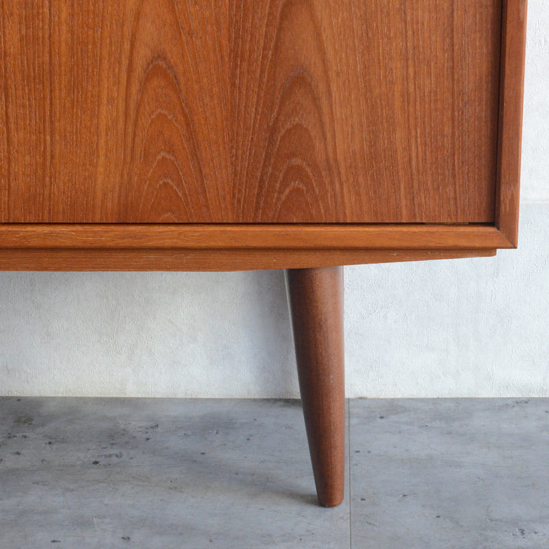 デンマーク ヴィンテージ チーク ナローキャビネット 5-122