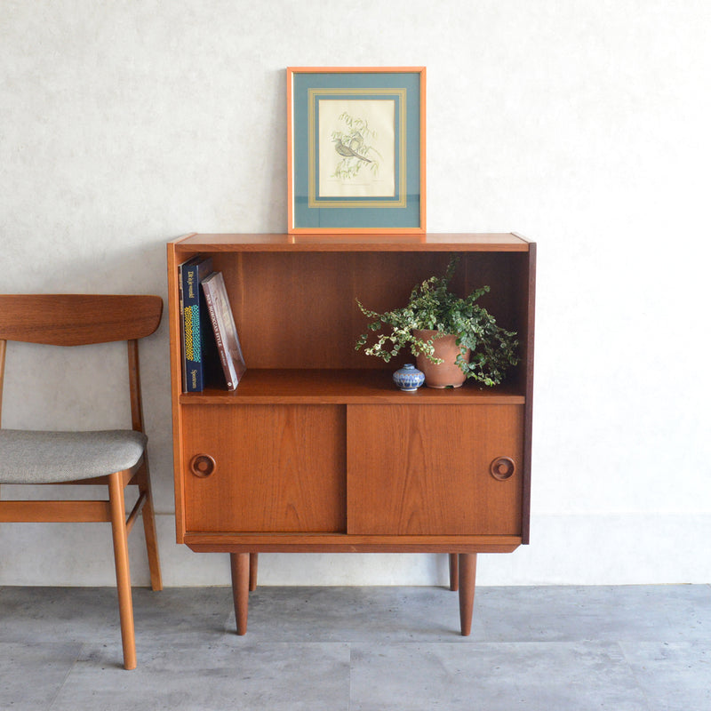 デンマーク ヴィンテージ チーク2段シェルフ 6-33（木扉付・丸把手）