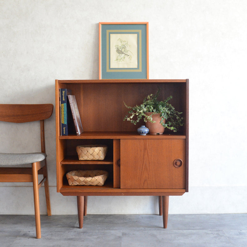 デンマーク ヴィンテージ チーク2段シェルフ 6-33（木扉付・丸把手）