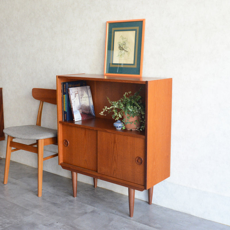 デンマーク ヴィンテージ チーク2段シェルフ 6-33（木扉付・丸把手）