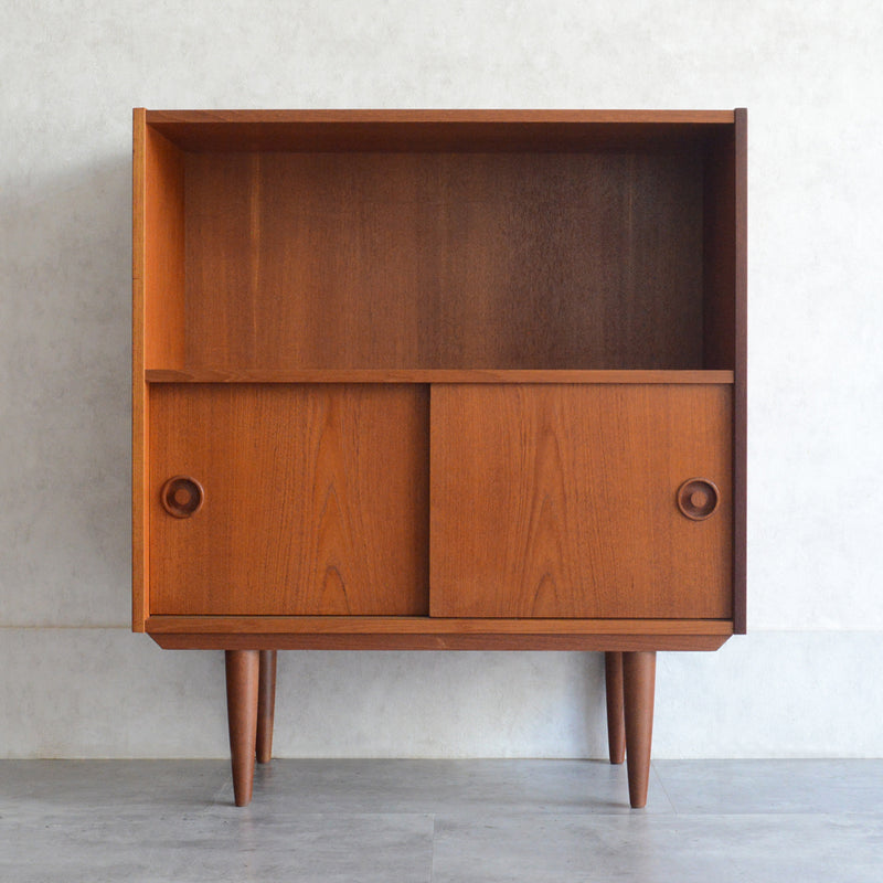 デンマーク ヴィンテージ チーク2段シェルフ 6-33（木扉付・丸把手）