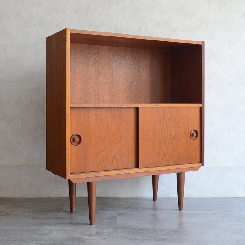 デンマーク ヴィンテージ チーク2段シェルフ 6-33（木扉付・丸把手）