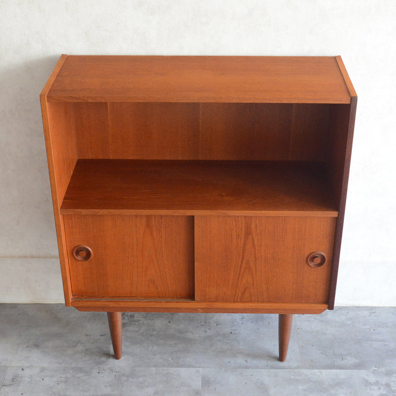 デンマーク ヴィンテージ チーク2段シェルフ 6-33（木扉付・丸把手）