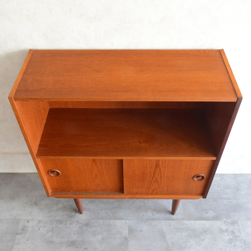 デンマーク ヴィンテージ チーク2段シェルフ 6-33（木扉付・丸把手）