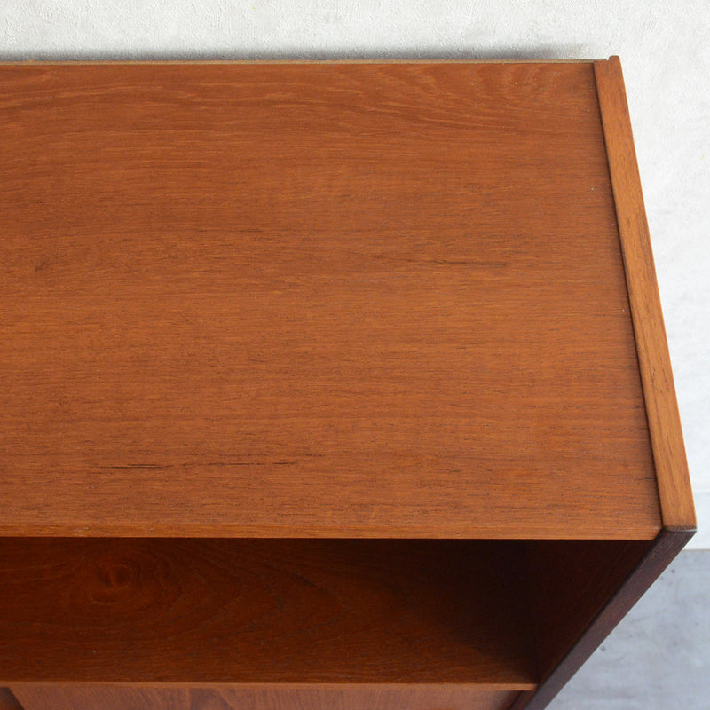 デンマーク ヴィンテージ チーク2段シェルフ 6-33（木扉付・丸把手）