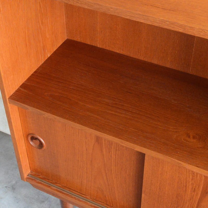 デンマーク ヴィンテージ チーク2段シェルフ 6-33（木扉付・丸把手）