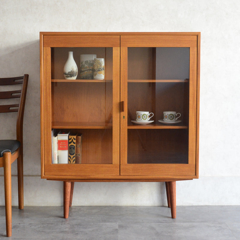 スウェーデンヴィンテージ ＜OLD IKEA ＞ガラスキャビネット5-157(鍵付）