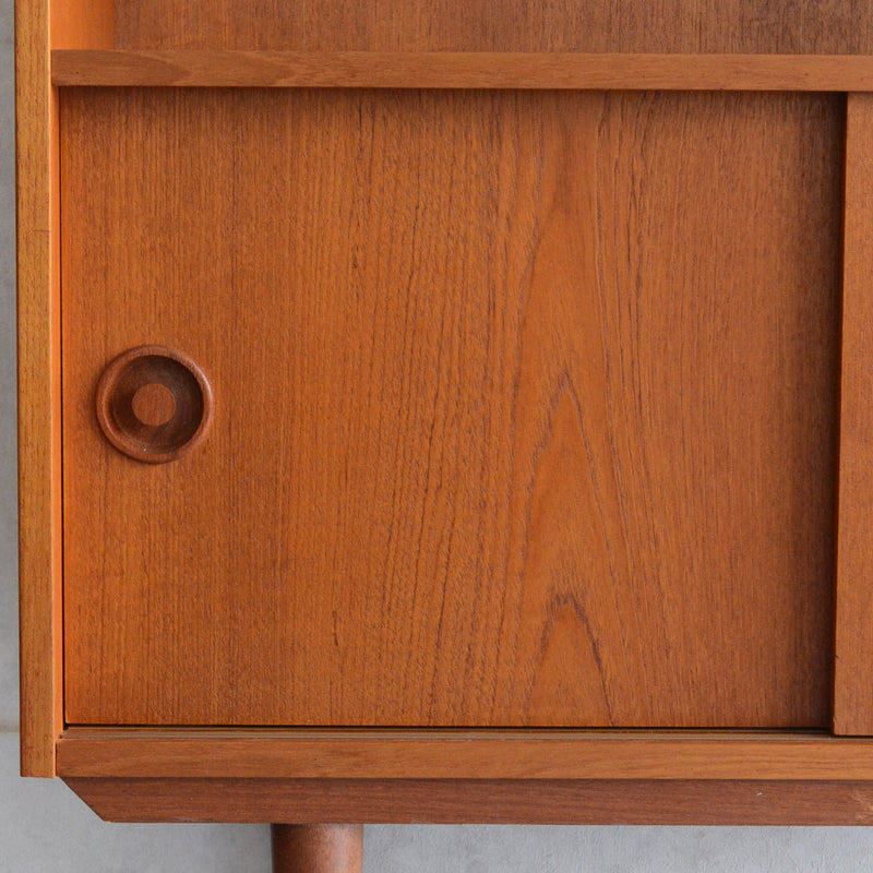 デンマーク ヴィンテージ チーク2段シェルフ 6-33（木扉付・丸把手）