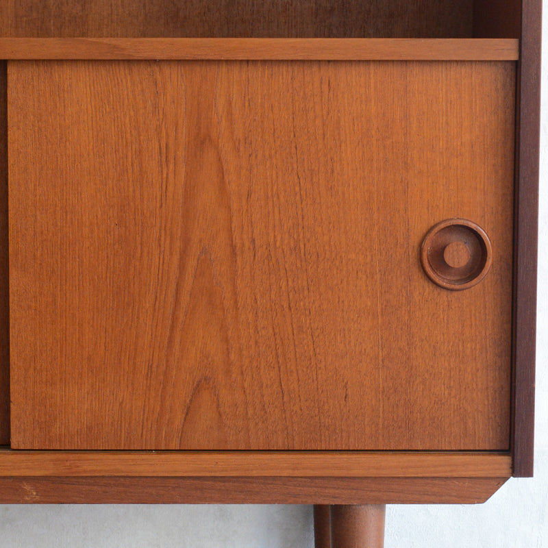 デンマーク ヴィンテージ チーク2段シェルフ 6-33（木扉付・丸把手）