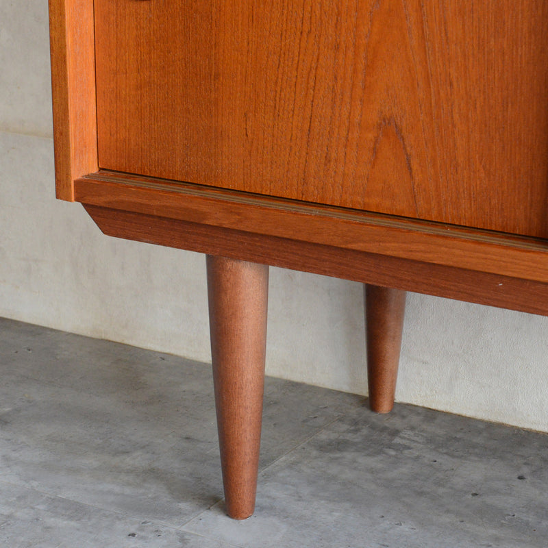 デンマーク ヴィンテージ チーク2段シェルフ 6-33（木扉付・丸把手）