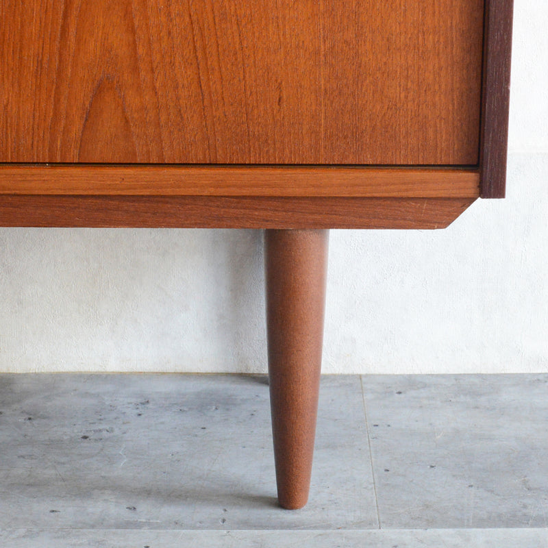 デンマーク ヴィンテージ チーク2段シェルフ 6-33（木扉付・丸把手）