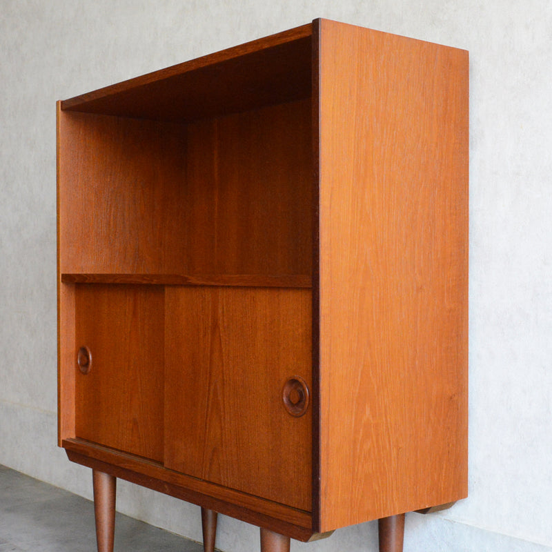 デンマーク ヴィンテージ チーク2段シェルフ 6-33（木扉付・丸把手）