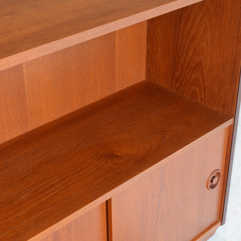 デンマーク ヴィンテージ チーク2段シェルフ 6-33（木扉付・丸把手）