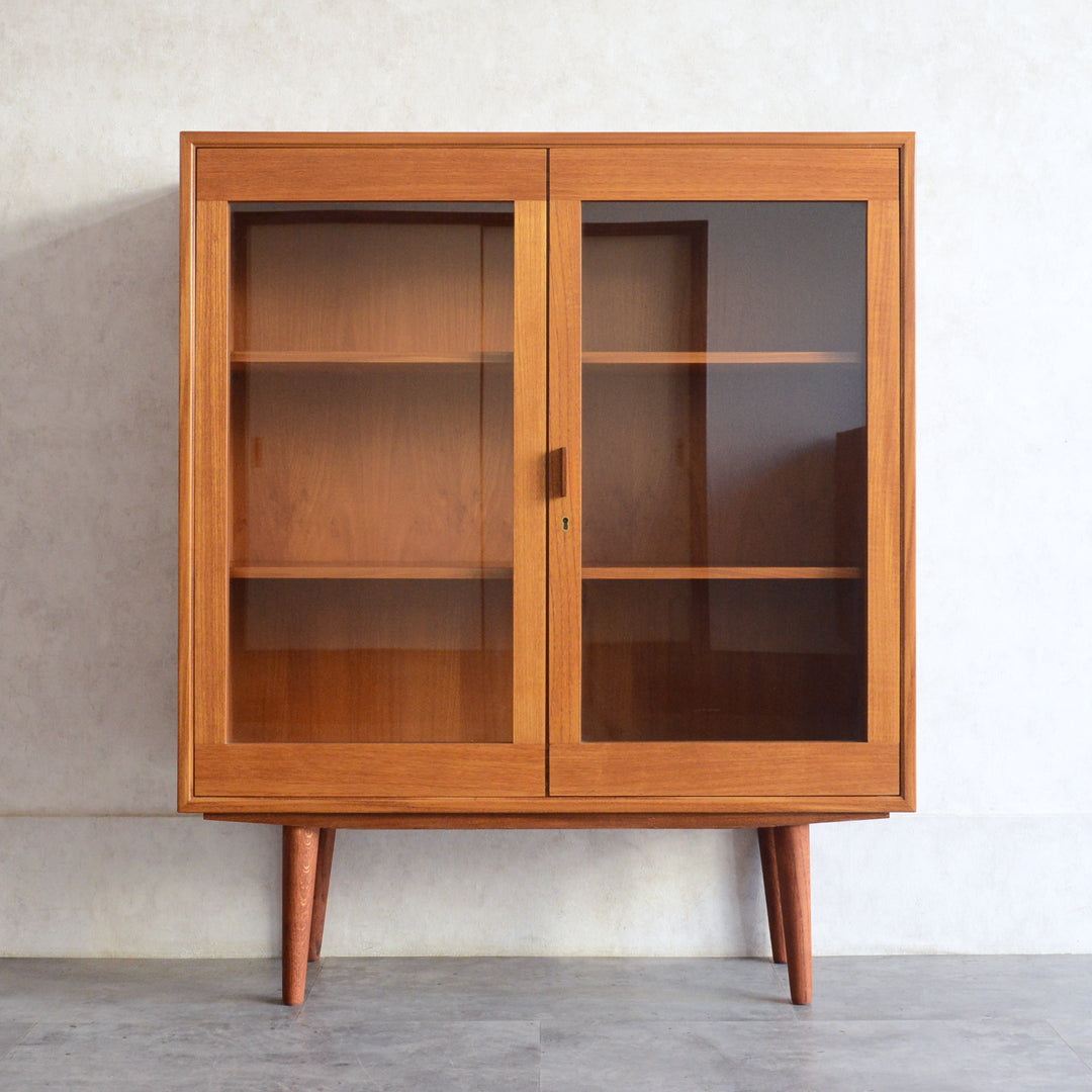 スウェーデンヴィンテージ ＜OLD IKEA ＞ガラスキャビネット5-157(鍵付）