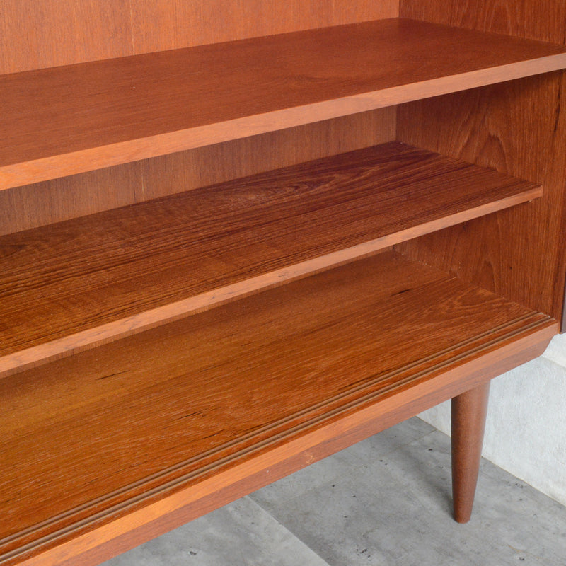 デンマーク ヴィンテージ チーク2段シェルフ 6-33（木扉付・丸把手）