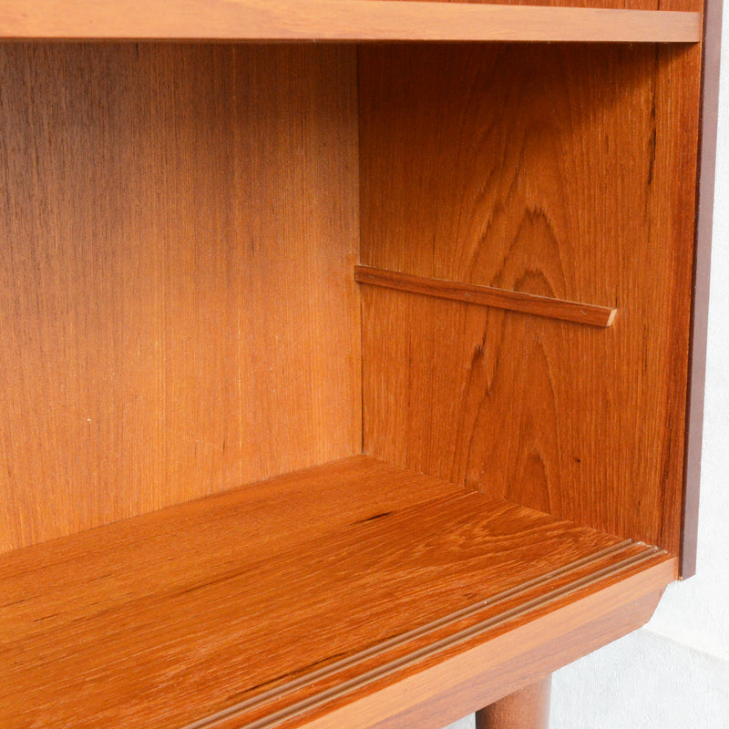 デンマーク ヴィンテージ チーク2段シェルフ 6-33（木扉付・丸把手）