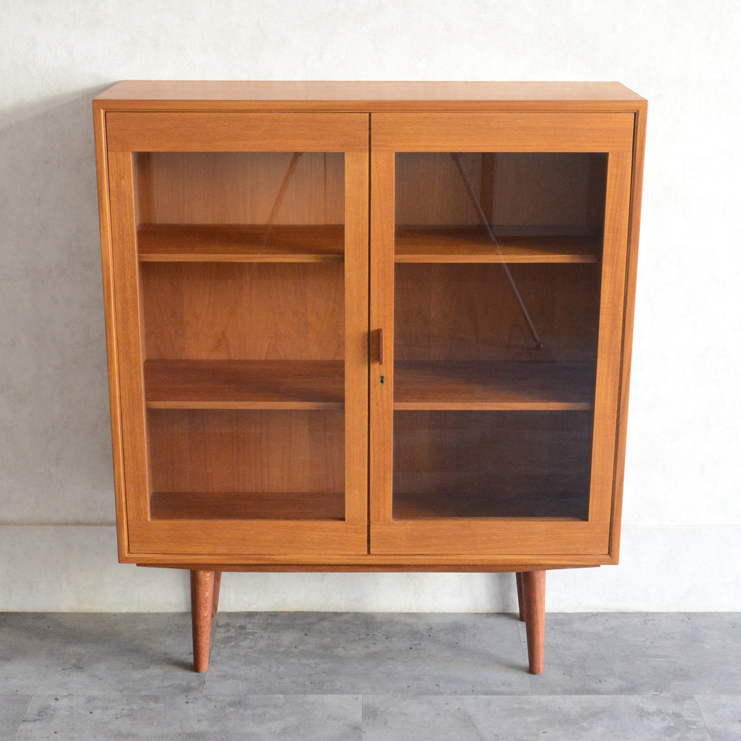 スウェーデンヴィンテージ ＜OLD IKEA ＞ガラスキャビネット5-157(鍵付）
