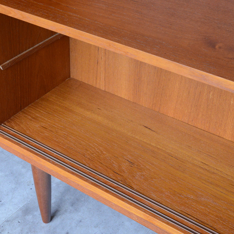 デンマーク ヴィンテージ チーク2段シェルフ 6-33（木扉付・丸把手）