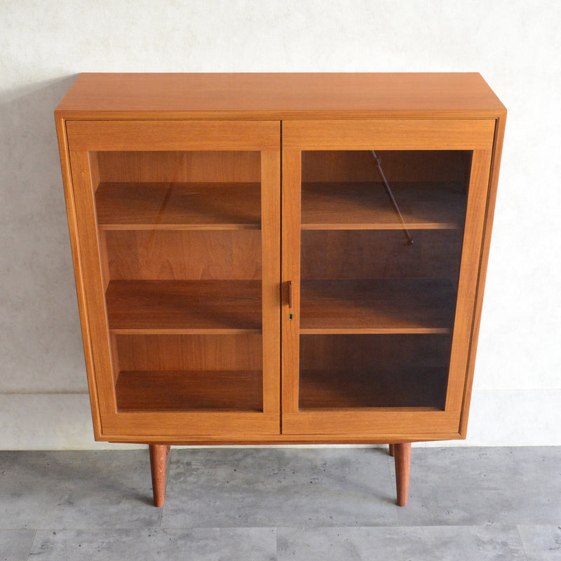 スウェーデンヴィンテージ ＜OLD IKEA ＞ガラスキャビネット5-157(鍵付）