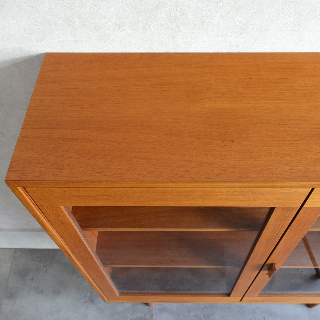 スウェーデンヴィンテージ ＜OLD IKEA ＞ガラスキャビネット5-157(鍵付）