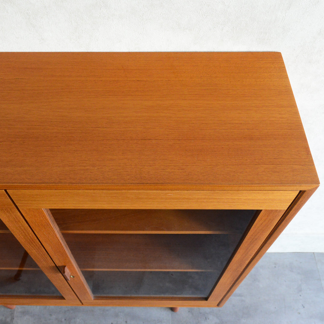 スウェーデンヴィンテージ ＜OLD IKEA ＞ガラスキャビネット5-157(鍵付）