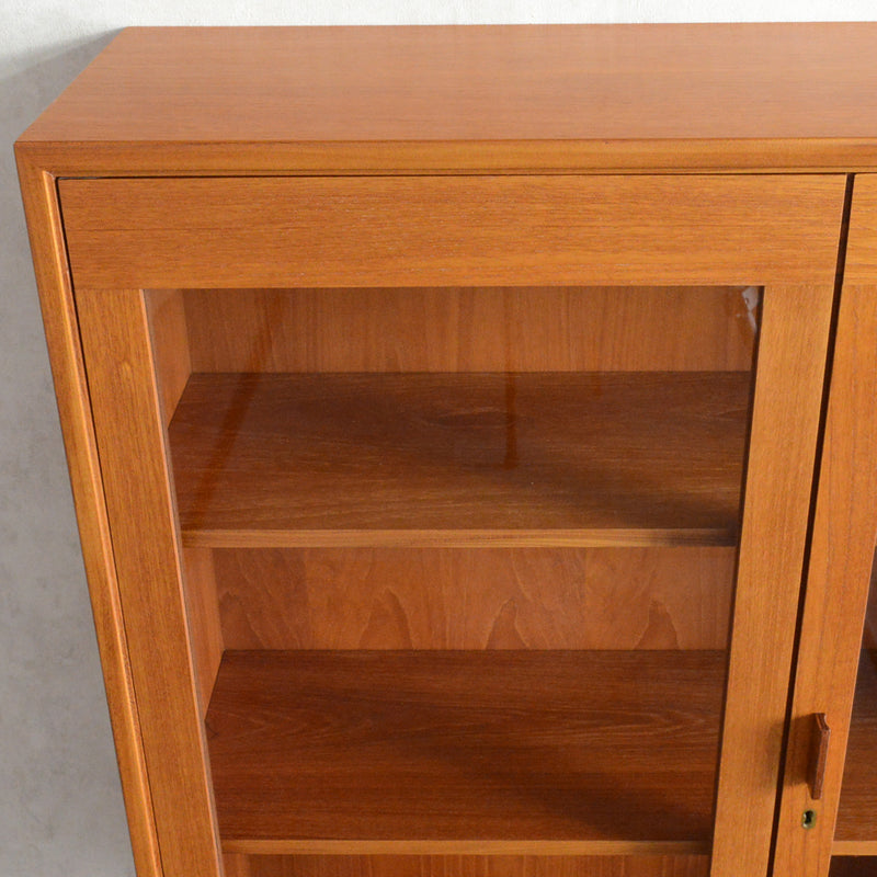 スウェーデンヴィンテージ ＜OLD IKEA ＞ガラスキャビネット5-157(鍵付）