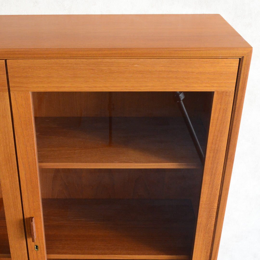 スウェーデンヴィンテージ ＜OLD IKEA ＞ガラスキャビネット5-157(鍵付）